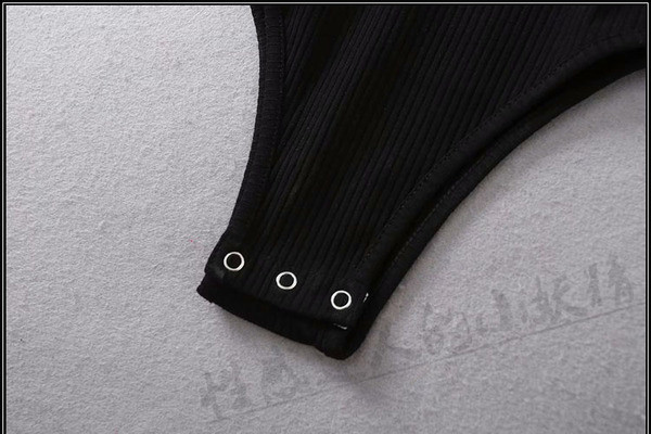 Női test rövid ujjú, csupasz váll