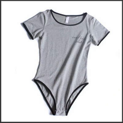 Γυναικείο μοντέρνο κορμάκι με κοντά μανίκια και πολύχρωμη επιγραφή