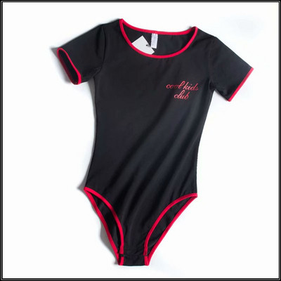 Γυναικείο μοντέρνο κορμάκι με κοντά μανίκια και πολύχρωμη επιγραφή