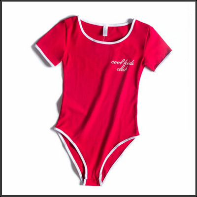 Γυναικείο μοντέρνο κορμάκι με κοντά μανίκια και πολύχρωμη επιγραφή