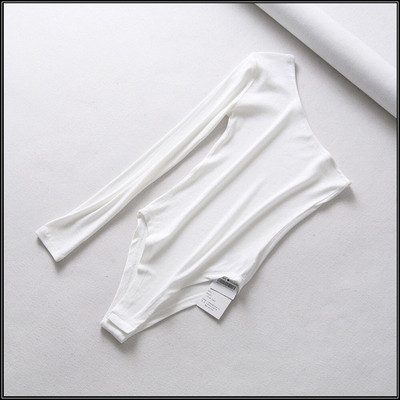 Modern női test egy ujjal