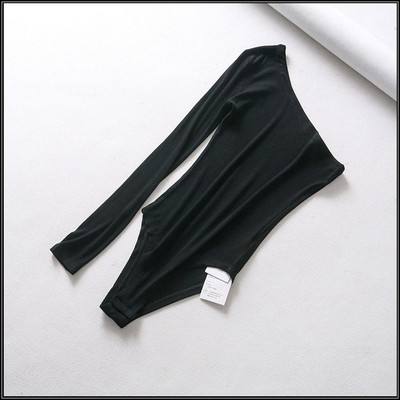 Modern női test egy ujjal