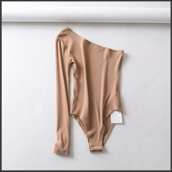 Modern női test egy ujjal