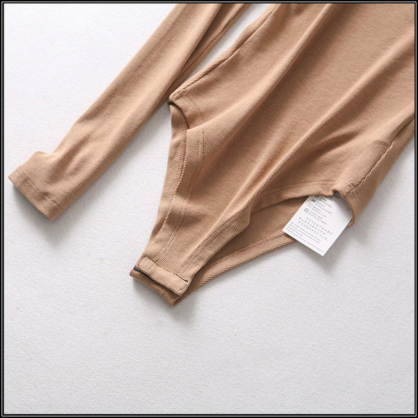 Modern női test egy ujjal