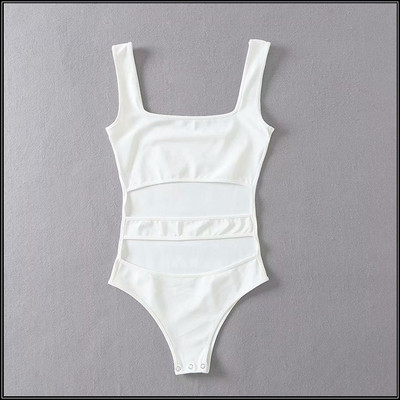 Μοντέρνο γυναικείο κορμάκι με κομμένα μέρη και τετράγωνο ντεκολτέ