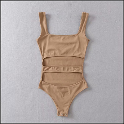 Μοντέρνο γυναικείο κορμάκι με κομμένα μέρη και τετράγωνο ντεκολτέ