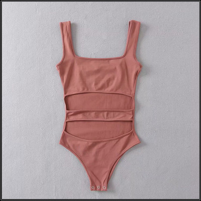 Μοντέρνο γυναικείο κορμάκι με κομμένα μέρη και τετράγωνο ντεκολτέ