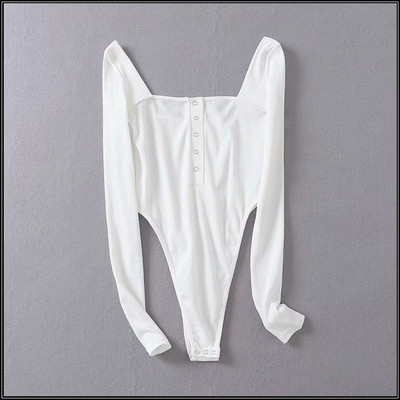 Stílusos női body négyzet alakú nyakkivágással és gombokkal