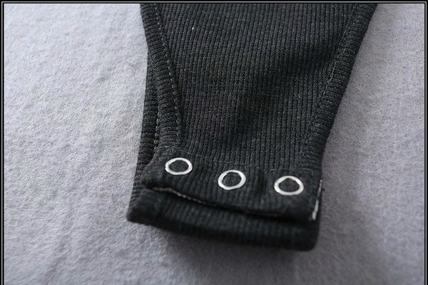 Stílusos női body négyzet alakú nyakkivágással és gombokkal