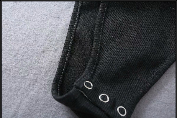 Stílusos női body négyzet alakú nyakkivágással és gombokkal