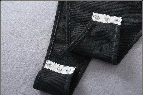 Stílusos női body négyzet alakú nyakkivágással és gombokkal