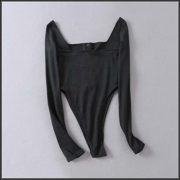 Stílusos női body négyzet alakú nyakkivágással és gombokkal