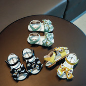 Modern gyerekszandál mintás szalaggal