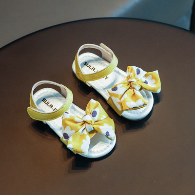 Modern gyerekszandál mintás szalaggal