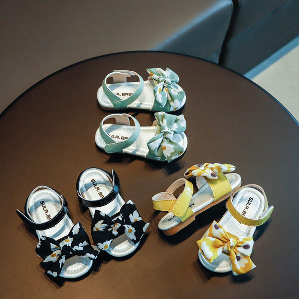 Modern gyerekszandál mintás szalaggal