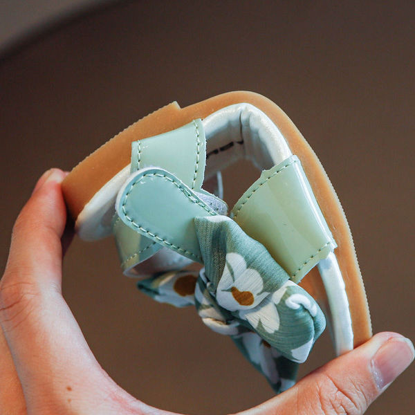 Modern gyerekszandál mintás szalaggal