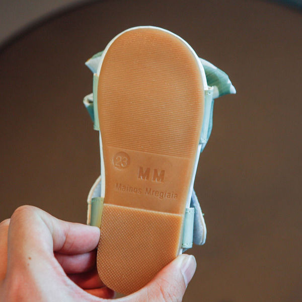 Modern gyerekszandál mintás szalaggal