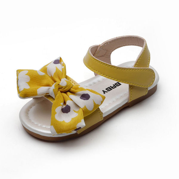 Modern gyerekszandál mintás szalaggal