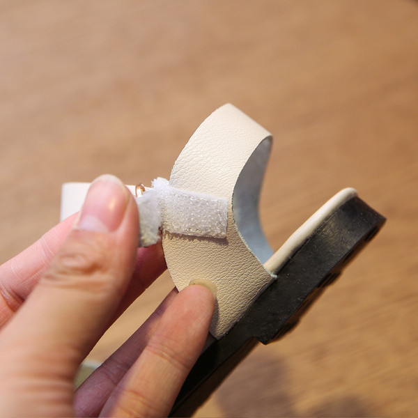 Παιδικά σανδάλια με μεταλλικά στοιχεία για κορίτσια