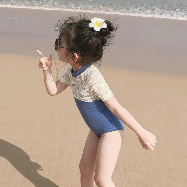 Stílusos fürdőruha lányoknak rövid ujjal és csipkével