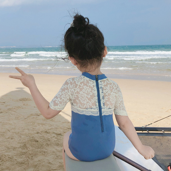 Stílusos fürdőruha lányoknak rövid ujjal és csipkével