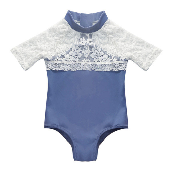 Stílusos fürdőruha lányoknak rövid ujjal és csipkével