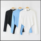 Női test magas gallérral és felirattal