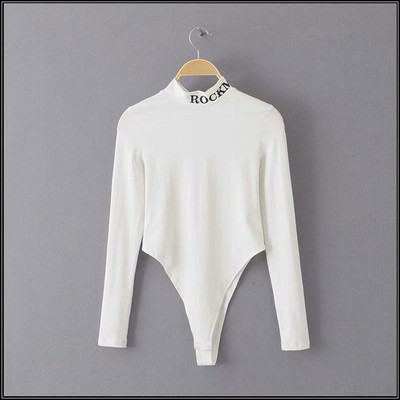 Női test magas gallérral és felirattal