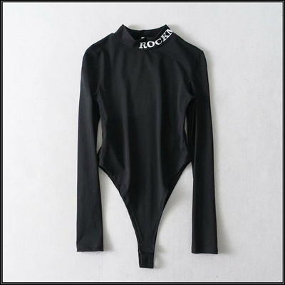 Női test magas gallérral és felirattal