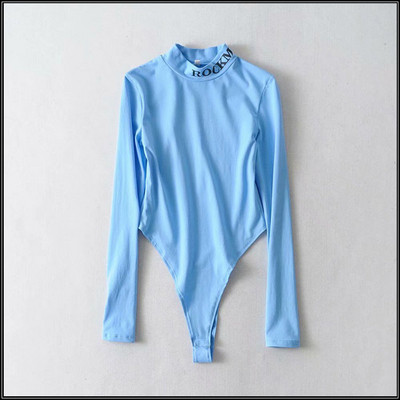 Női test magas gallérral és felirattal