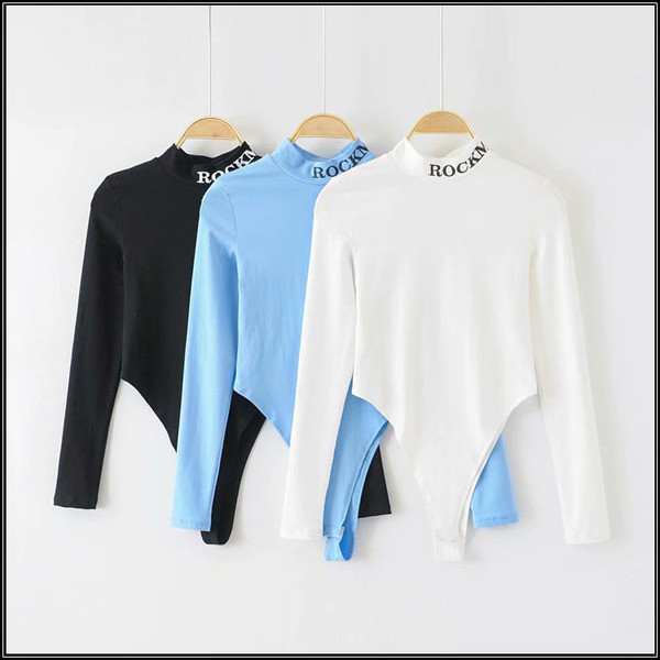 Női test magas gallérral és felirattal