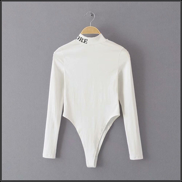 Női test magas gallérral és felirattal