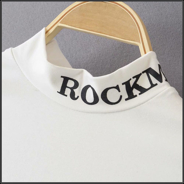 Női test magas gallérral és felirattal