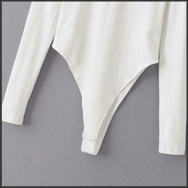 Női test magas gallérral és felirattal