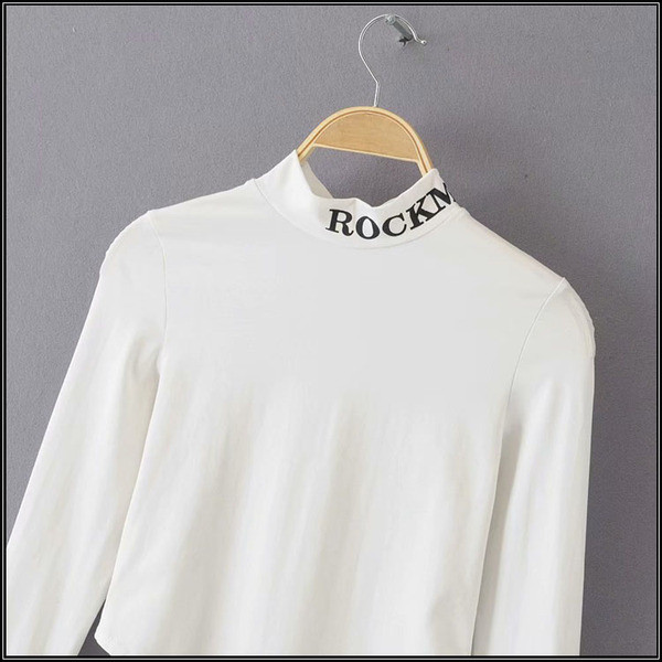 Női test magas gallérral és felirattal