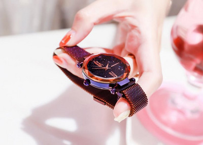 Μοντέρνο γυναικείο ρολόι με μεταλλικό λουράκι