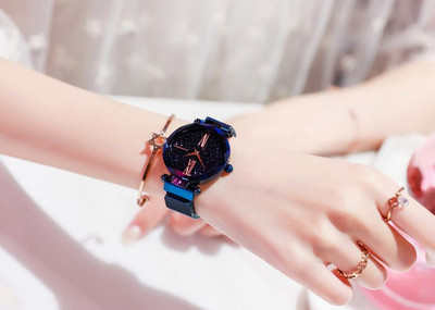 Μοντέρνο γυναικείο ρολόι με μεταλλικό λουράκι