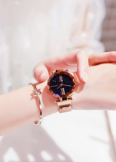 Μοντέρνο γυναικείο ρολόι με μεταλλικό λουράκι