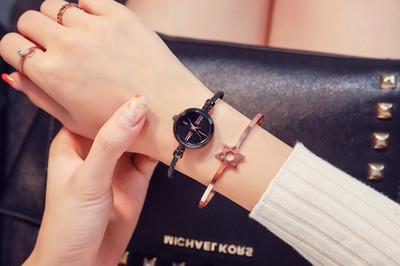 Μοντέρνο γυναικείο ρολόι με λεπτό μεταλλικό λουράκι