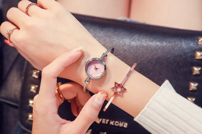 Μοντέρνο γυναικείο ρολόι με λεπτό μεταλλικό λουράκι