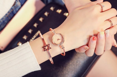 Μοντέρνο γυναικείο ρολόι με λεπτό μεταλλικό λουράκι