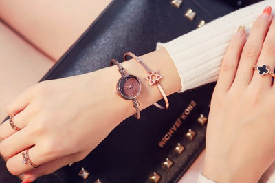 Μοντέρνο γυναικείο ρολόι με λεπτό μεταλλικό λουράκι