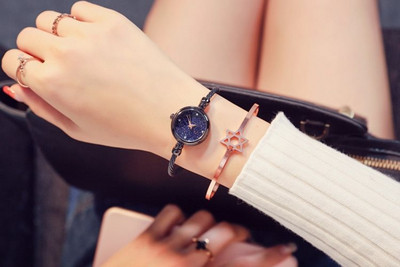 Μοντέρνο γυναικείο ρολόι με λεπτό μεταλλικό λουράκι