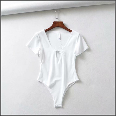 Női test rövid ujjú, spitz nyakkivágással