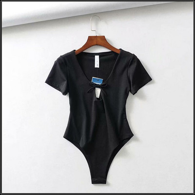 Női test rövid ujjú, spitz nyakkivágással