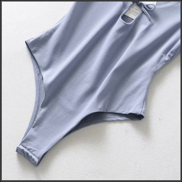 Női test rövid ujjú, spitz nyakkivágással