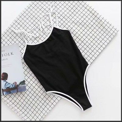 Női test vékony pántokkal és szögletes nyakkivágással