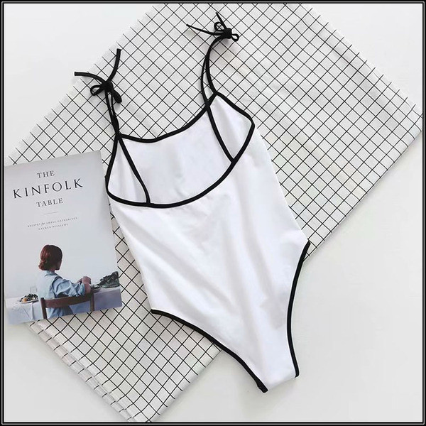 Női test vékony pántokkal és szögletes nyakkivágással