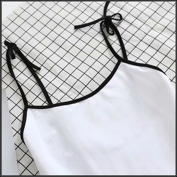 Női test vékony pántokkal és szögletes nyakkivágással