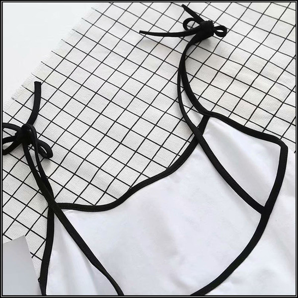 Női test vékony pántokkal és szögletes nyakkivágással